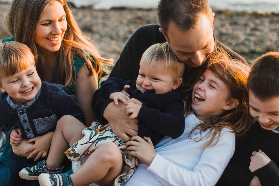 the tickle pose for relaxed lifestyle family photograhy.