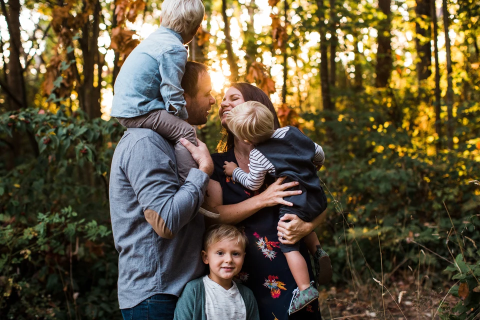 Connected lifestyle photography pose with a family of 5.