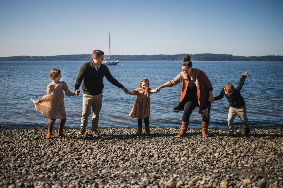 How to pose a family of 5 play during a lifestyle family photography session.