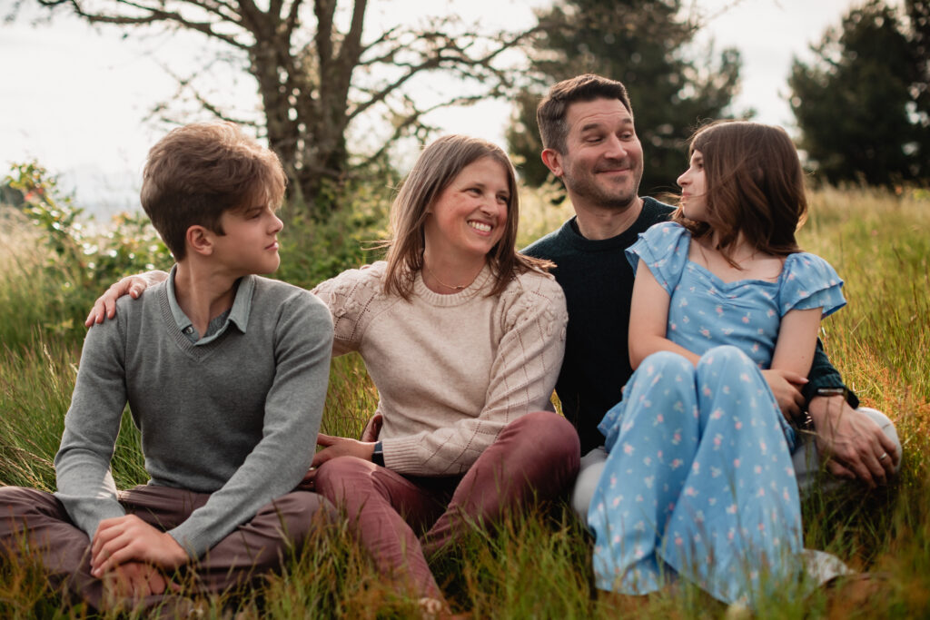 A lifestyle family photography session showing relaxed family posing with older kids and teenagers.